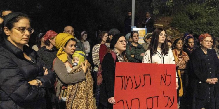 يهودية متدينة تتهم (حاخاما نافذا) باغتصابها