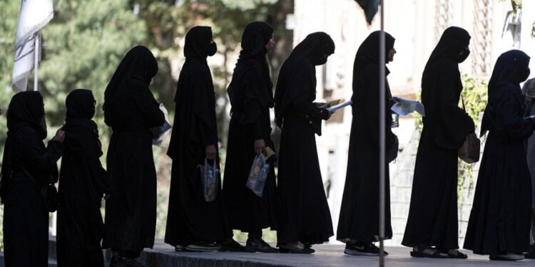 طالبان تحرم الفتيات من الجامعات و الأمم المتحدة “تــقلق”