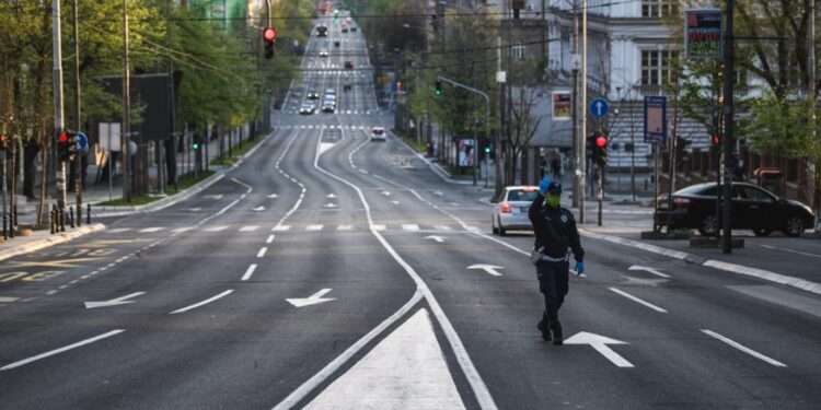 انحراف قطار محمل بـ(الأمونيا) يسمم العشرات في صربيا