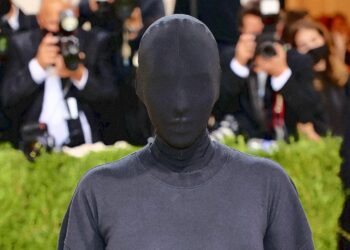 الموضة تزدهر على وقع الفضائح