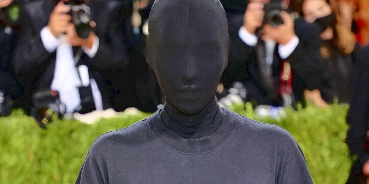 الموضة تزدهر على وقع الفضائح