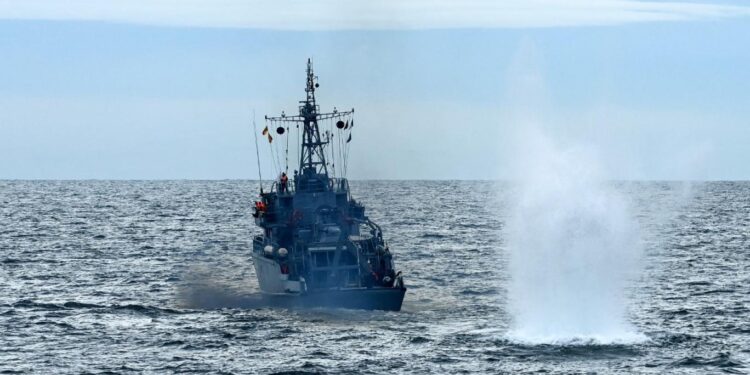 مناورات بحرية بيــن (موسكو وبكين) في بحر الصين الشرقي