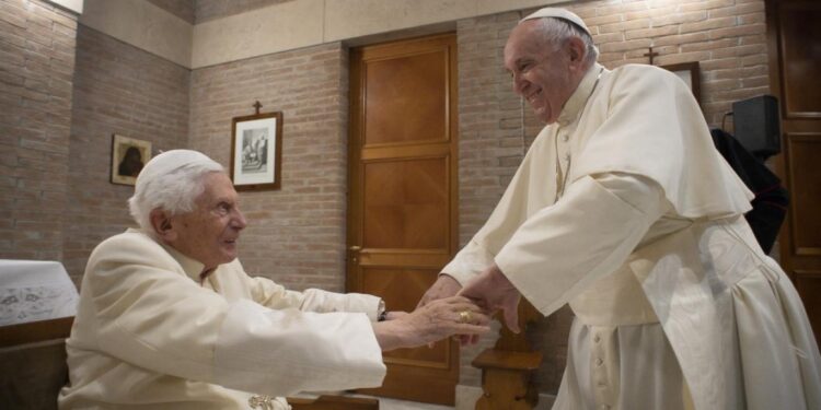 البابا فرنسيس يصلي من أجل “البابا السابق” بعد تدهور صحته