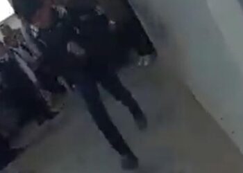 بالفيديو .. معلمة تنفذ عقوبة جماعية ضد التلاميذ داخل المدرسة ,, والتربية تتحرك