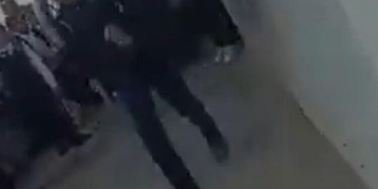 بالفيديو .. معلمة تنفذ عقوبة جماعية ضد التلاميذ داخل المدرسة ,, والتربية تتحرك