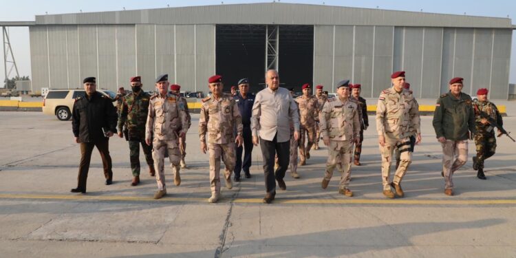 وزير الدفاع يصل إلى قاعدة أم قصر البحرية