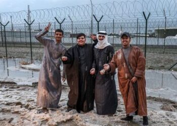بالصور شوارع الكويت تكتسي بالأبيض في ظاهرة نادرة