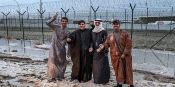 بالصور شوارع الكويت تكتسي بالأبيض في ظاهرة نادرة