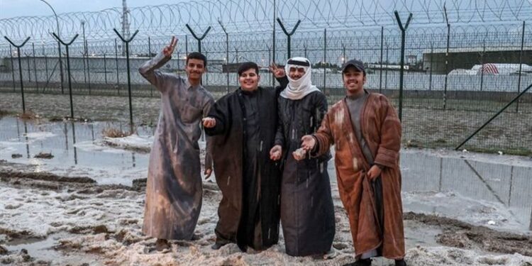 بالصور شوارع الكويت تكتسي بالأبيض في ظاهرة نادرة