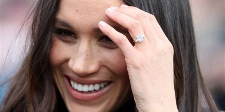 ميجان ماركل ترتدي خاتم الأميرة ديانا خلال تسلـم “جائزة مناهضة العنصرية”