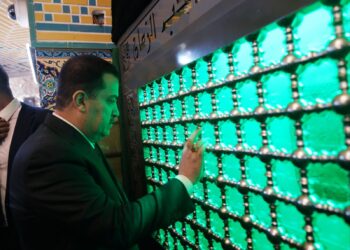 السوداني يــــــزور مرقدي الإمامين العسكريين عليهما السلام
