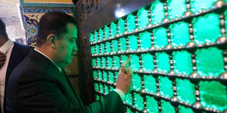 السوداني يــــــزور مرقدي الإمامين العسكريين عليهما السلام