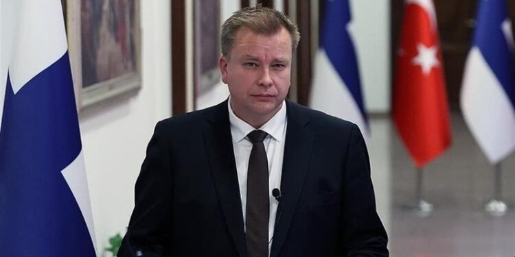 وزير الدفاع الفنلندي يطلب “إجازة أبوة لرعاية طفله”