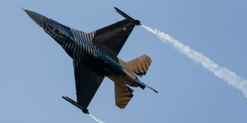 سرب طيور يحطم مقاتلة تركية طراز (إف-5)