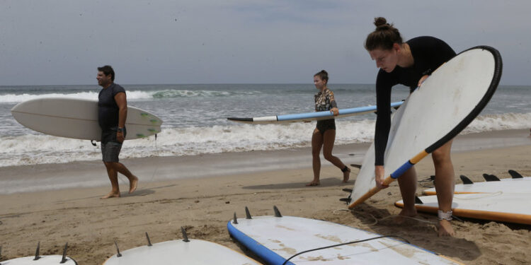 حاكم بالي الإندونيسية “يطمئن” السياح .. بعد (تجريم الجنس خارج الزواج)