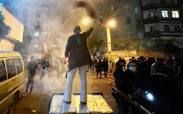 جمعية حقوق الإنسان الإيرانية.. “فرنسا مستهترة”