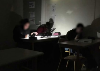 انتشــار مقاطع فيديو لطلاب فرنسيين يدرسون في الظلام يثير غضبا عارما