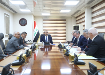 وزيـر الصناعـة يُناقـش إجـراءات ومُعوقـات تنفيـذ مشـروع تأهيـل وإنشـاء 7 معامـل للزجـاج والسيراميـك فـي الأنبـار