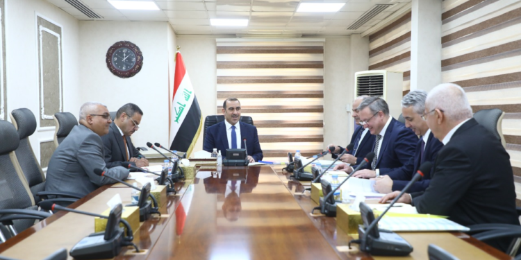 وزيـر الصناعـة يُناقـش إجـراءات ومُعوقـات تنفيـذ مشـروع تأهيـل وإنشـاء 7 معامـل للزجـاج والسيراميـك فـي الأنبـار