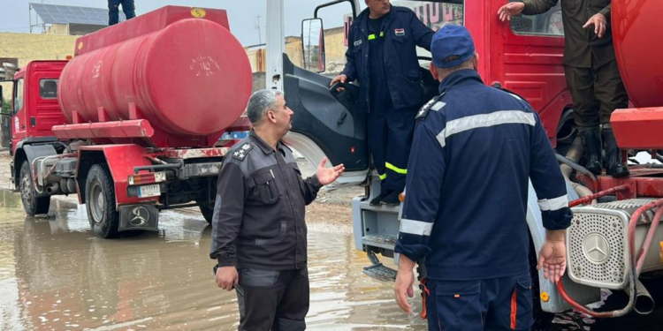وزير الداخلية يتابع جهود الدفاع المدني في سحب مياه الأمطار ويوجه بــ(استمرار الاستنفار الكامل)