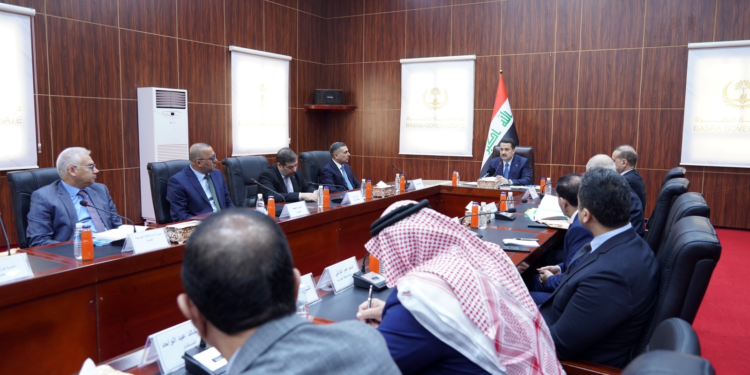 السوداني يجتمع بمسؤولين في البصرة ويطلع على الاستعداد لخليجي 25