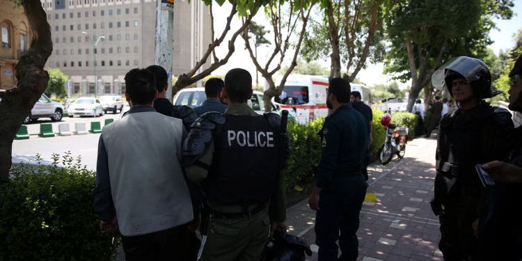 بريطانيا تطالب إيران بوقف (الاعتقال الظالم) لمزدوجي الجنسية