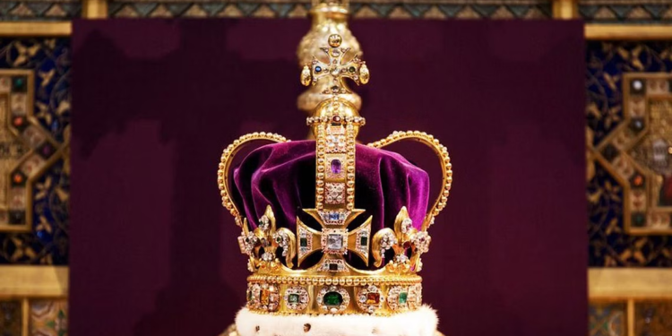 نقل تاج تاريخي من برج لندن لتعديــله من أجل تتويـــــج الملك تشارلز