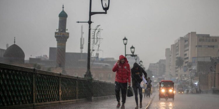 صور..الضباب يغطي سماء وشوارع مدن عراقية