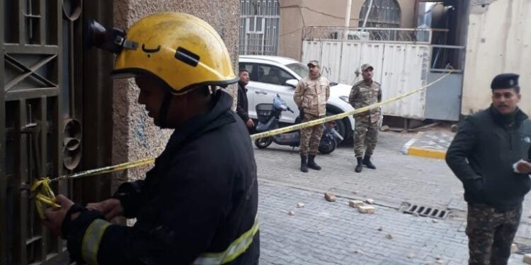 انهيار أجزاء من منزل في كربلاء والدفاع المدني تتدخل بـ(إغلاق وعلامات تحذيرية)