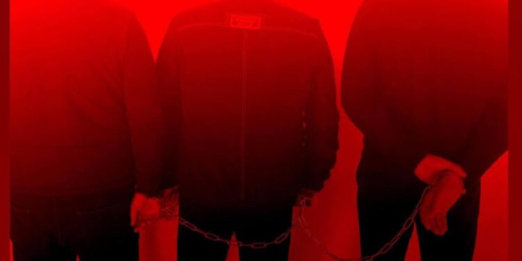 اعتقال متهمين في السليمانية أثناء محاولتهم بيع دولارات مزيّفة في السوق