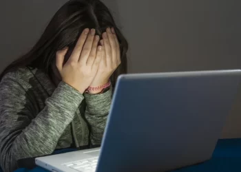 مراهقة تتعرض للتنمر والجاني يفاجـــئ السلطات التي “احتارت بالجريمة”