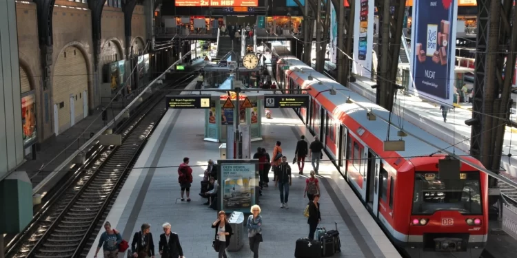 قطارات ألمانيا تقدم الأكل في أوانٍ خزفية لعملائها للحد من النفايات