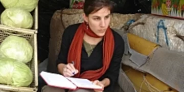 مراسلة ومدوّنة سويسرية .. (لم أعد أنظر للآخرين كضحايا بل كمصدر إلهام أتعلّم منه)