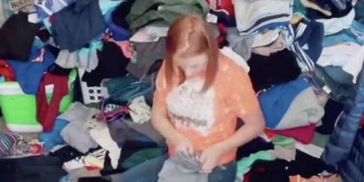 أُمٌّ  لـ12 طفلاً تنشر “معاناتها اليومية” بمشهد لقي تفاعلاً على تيك توك