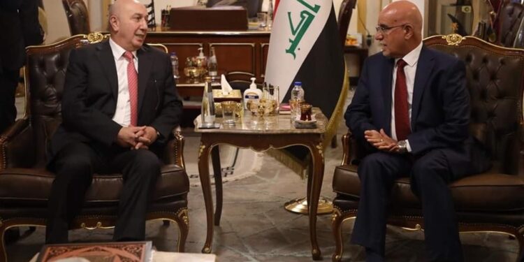 وزير البيئة يباشــــر بمهامه