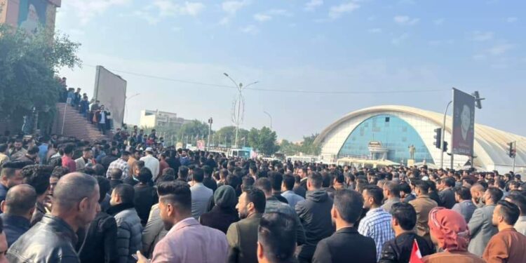 تظاهرات ووقفات احتجاجية في خمس محافظات