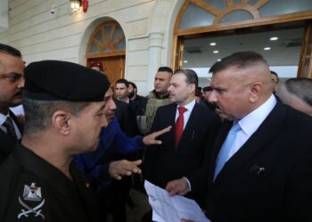 وزير الداخلية يوجه بعدم التردد في تطبيق القانون وتنفيذه
