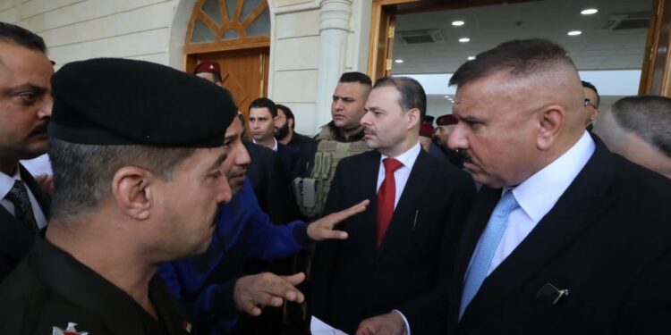 وزير الداخلية يوجه بعدم التردد في تطبيق القانون وتنفيذه