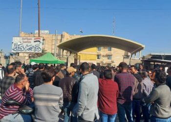 تظاهرة أصحاب العقود أمام مبنى صحة ذي قار للمطالبة بالتثبيت