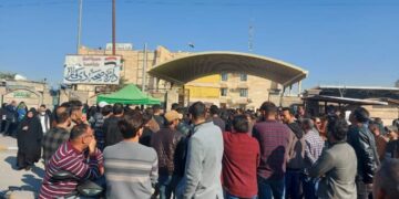 تظاهرة أصحاب العقود أمام مبنى صحة ذي قار للمطالبة بالتثبيت