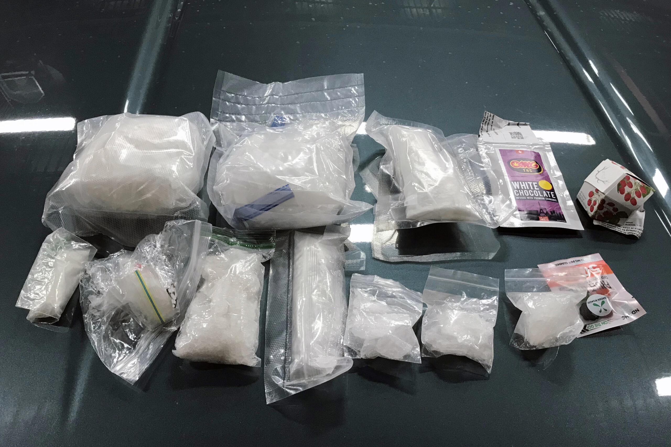 ضبط (4 كيلوغرامات) من الكريستال وترياق داخل مركبة في بابل