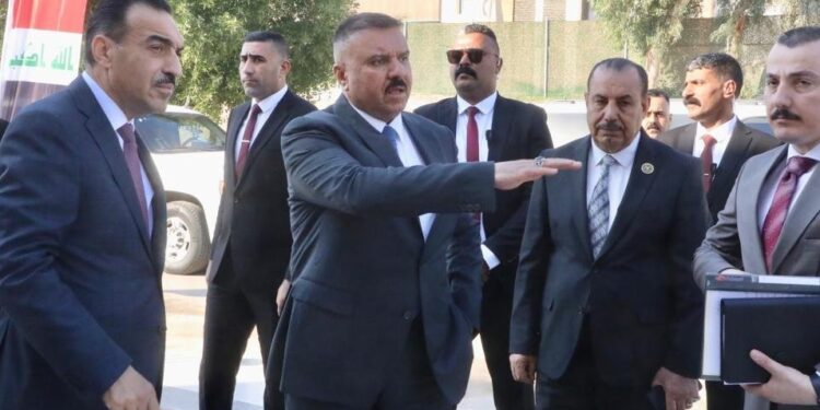 وزير الداخلية يوجه بــ(تشكيل خلية استخبارية لتسلم الملف الأمني) في 3 محافظات