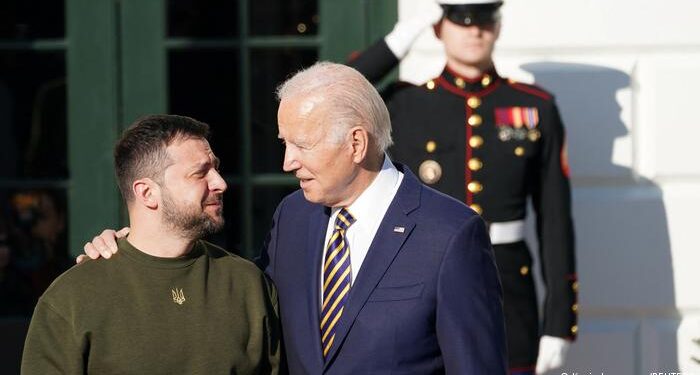 هديــة من “أرض المعركة” لــبايدن يقدمها زيلينسكي