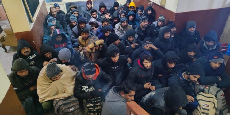 ضبط 52 باكستانيا تسلل إلى واسط