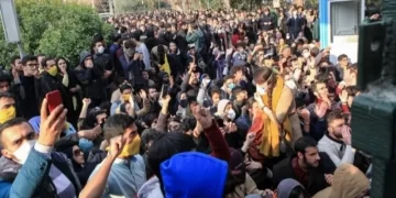 ترجيح لسيناريو حدوث “انهيـــار اجتماعي” في إيران بقوة