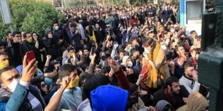 ترجيح لسيناريو حدوث “انهيـــار اجتماعي” في إيران بقوة