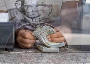 توقف عمليات بيع وشراء الدولار في العراق