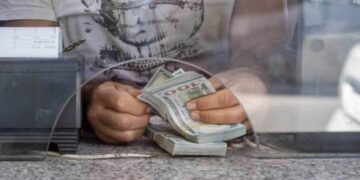 توقف عمليات بيع وشراء الدولار في العراق