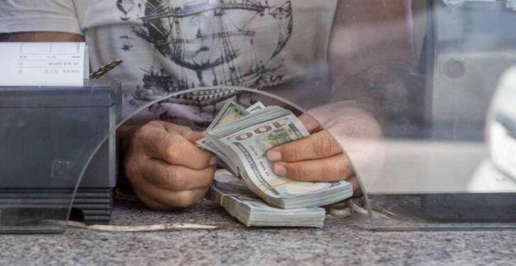 توقف عمليات بيع وشراء الدولار في العراق