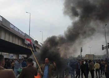 محاضرو بابل يحرقون الإطارات